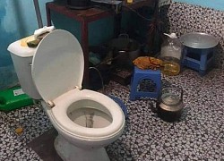 Cô gái khóc thét sau khi về nhà bạn trai chơi, dân tình cũng giật mình khi trông thấy chiếc toilet nằm chình ình giữa bếp