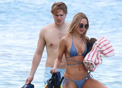 Mẫu áo tắm Kimberley Garner gợi cảm ngất ngây, đi biển cùng trai lạ