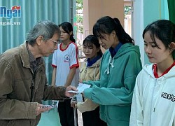 Nhà thơ Thanh Thảo trao học bổng "Vì trẻ em Sơn Mỹ"