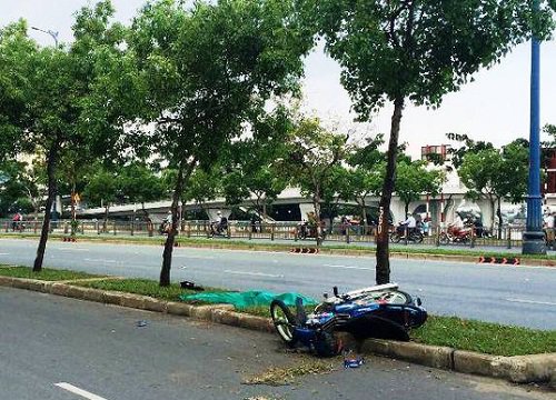 Ô tô "đánh mông" huých ngã xe máy - pha chơi xấu gây bức xúc của tài xế sau màn thanh niên chạy lỗi