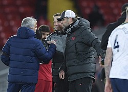 Phản ứng gay gắt của Mourinho khi nhìn Klopp nhận giải cao quý