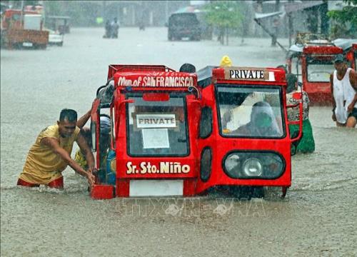 Philippines sơ tán gần 10.000 người vì mưa bão gây ngập lụt nghiêm trọng