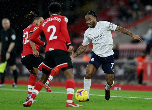 Sterling đưa Man City vượt lên Man Utd