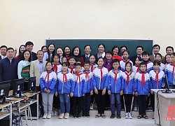 Trao thiết bị dạy học cho trường tiểu học thị trấn Ngọc Lặc