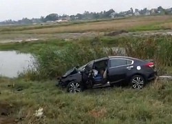 "Xế hộp" tông bay cột mốc lao xuống ruộng, tài xế tử vong thương tâm