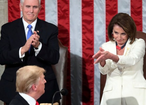 Bà Nancy Pelosi đòi 'túm tóc' ông Trump lôi ra khỏi Nhà Trắng