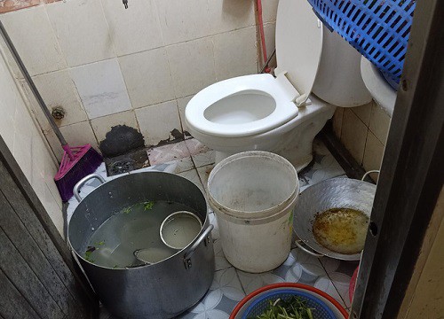 Bước vào toilet quán ăn, anh Tây "sốc nặng" khi chứng kiến cảnh tượng trước mặt, dân mạng Việt vào bình luận: Hãy quen với điều đó đi!