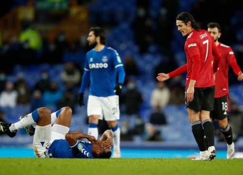 Cavani thoát thẻ đỏ ở trận đấu không có VAR