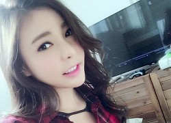 Cởi áo nhảy sexy trên sóng, nữ streamer xinh đẹp gây sốc với hành động phản cảm ngay sau đó, bị cấm kênh vĩnh viễn