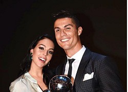 C.Ronaldo được bạn gái xinh đẹp tán thưởng sau khi giành giải Bàn chân vàng