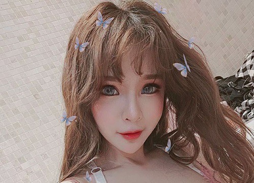 Đi offline với fan hâm mộ, nữ Youtuber xinh đẹp cáu bẳn, bức xúc khi liên tục bị "đụng chạm" vòng một