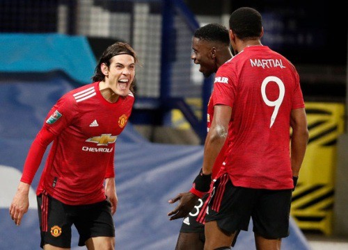 Everton 0-2 Man Utd: Những bàn thắng muộn của Cavani, Martial