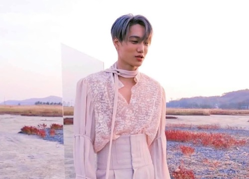 Kai (EXO) "lột xác" cùng style hoa lá cành mới lạ nhưng sao dân tình lại gay gắt la ó, đồng loạt réo tên Harry Styles thế này?