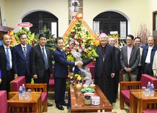 Lãnh đạo TP Đà Nẵng thăm và chúc mừng Giáng sinh tại các tổ chức tôn giáo