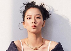 Mặc chiếc váy da bóng khó nhằn, Jisoo (BLACKPINK) "chặt đẹp" mẫu xịn của hãng