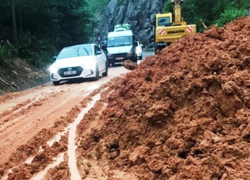 Mưa liên tục, đường Nha Trang - Đà Lạt sạt lở gây ách tắc