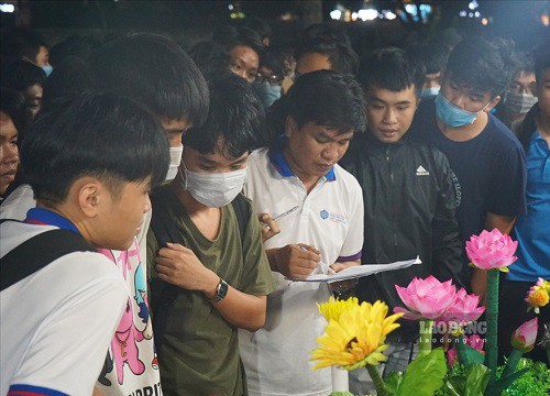 Sinh viên chế tạo hàng trăm robot hoa nhún nhảy theo nhạc