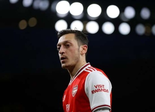 Ozil bực dọc vì không thể giúp đỡ Arsenal