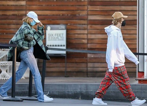 Vợ chồng Justin Bieber cùng nhau đi sắm đồ Giáng sinh