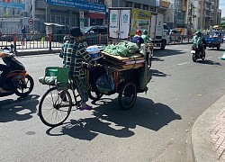 Ấm lòng khoảnh khắc bà cụ nghèo dành số tiền ít ỏi còn lại trong túi cho người nước ngoài giữa lòng Sài Gòn