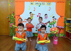 Bé trai ủ đột, cúi gằm mặt trên sân khấu, nhìn xuống cô giáo bên dưới, dân mạng không thể nhịn cười