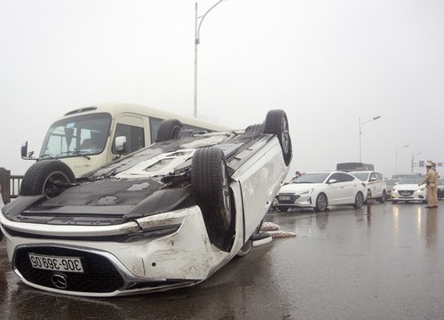 Cầu Vĩnh Tuy 'thất thủ' vì xế hộp lật ngửa giữa đường