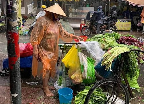 Cộng đồng mạng chia sẻ câu chuyện cảm động về người phụ nữ 60 tuổi bị ung thư, đứng bán rau giữa trời mưa trên vỉa hè Sài Gòn