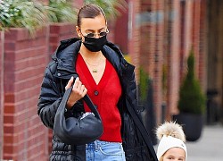 Irina Shayk vui vẻ đưa con gái cưng ra phố đón Giáng sinh