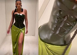 Kim Kardashian mặc corset hình cơ bụng 6 múi