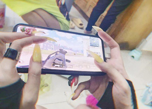 Làm móng chơi noel, nữ game thủ sexy khiến cộng đồng PUBG Mobile choáng váng, thương xót cho chiếc điện thoại