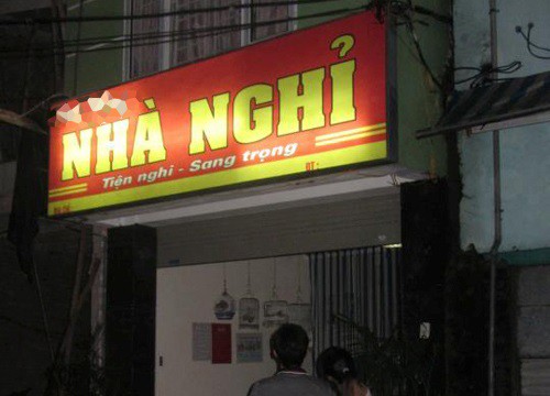 Nam thanh niên mặc quần lót chạy ra cửa nhà nghỉ, ngơ ngác tìm bạn gái bỏ trốn cùng bộ quần áo