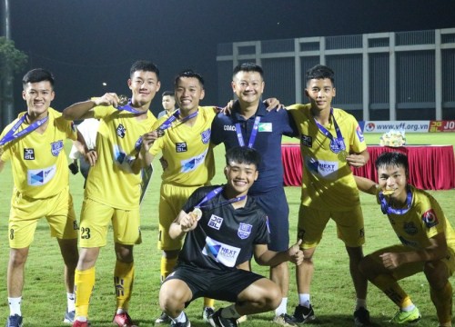 Phạm Văn Quyến làm HLV phó U19 SLNA