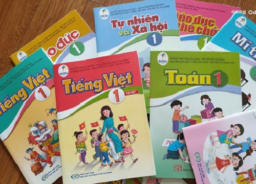 Sạn sách giáo khoa lớp 1 các trường đã dạy gần hết, in tài liệu làm gì