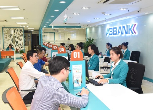 ABBank cung cấp khẩu trang miễn phí cho khách hàng đến giao dịch