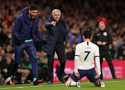 Biểu cảm hài hước của HLV Mourinho khi Tottenham chịu phạt đền