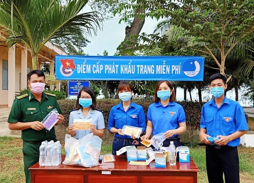 Đồng Tháp: Tặng khẩu trang y tế đến người dân biên giới