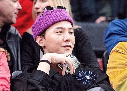 G-Dragon diện đồ hiệu không thèm cắt mác: Xem ra không phải sơ suất mà dễ là đang tạo trend mới đấy các bu em ạ!