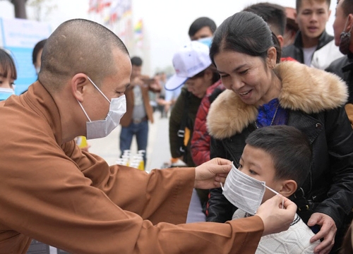 Phòng virus Corona, chùa Tam Chúc phát 40.000 khẩu trang miễn phí