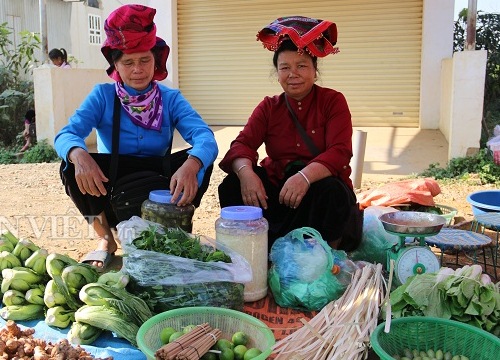 Ra Tết đi chợ bản mua côn trùng, ốc suối, rau vườn, lợn đen