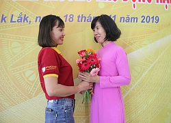 'Sứ giả' truyền cảm hứng văn học cho học trò Tây Nguyên