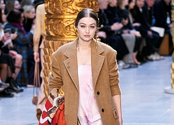 Gigi Hadid, Bella Hadid và mẹ bất ngờ catwalk trong cùng show diễn