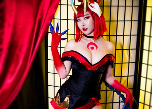 LMHT: Cosplay Evelynn Huyết Nguyệt đầy quyến rũ và mị lực