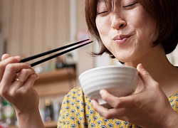 Áp dụng 5 bí quyết ăn uống này mỗi ngày, cân nặng 'tụt dốc' vù vù mà không cần tập luyện