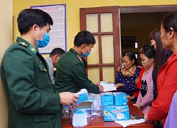 BĐBP Ninh Bình cấp phát khẩu trang miễn phí cho nhân dân