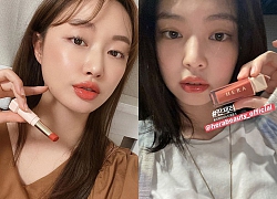 Beauty blogger Hàn ồ ạt swatch son Jennie lăng xê: Màu đẹp y chang ảnh quảng cáo, chất son mướt mát xem là muốn "múc" ngay