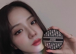 Bộ cushion, son môi Dior được Jisoo lăng xê: Cushion lên da tự nhiên như đẹp sẵn nhưng thích nhất là son bóng làm môi căng mướt như tráng gương