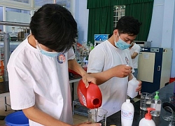 Các trường đại học 'đua nhau' tự chế nước rửa tay sát khuẩn tránh virus corona