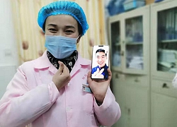 Đám cưới qua video call vì bị ngăn cách bởi virus corona