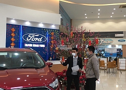 Dân bán ô tô thời dịch corona kín bưng khẩu trang, hạn chế bắt tay