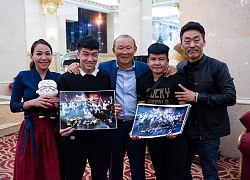 HLV Park Hang Seo tặng quà nữ võ sĩ boxing Việt Nam
